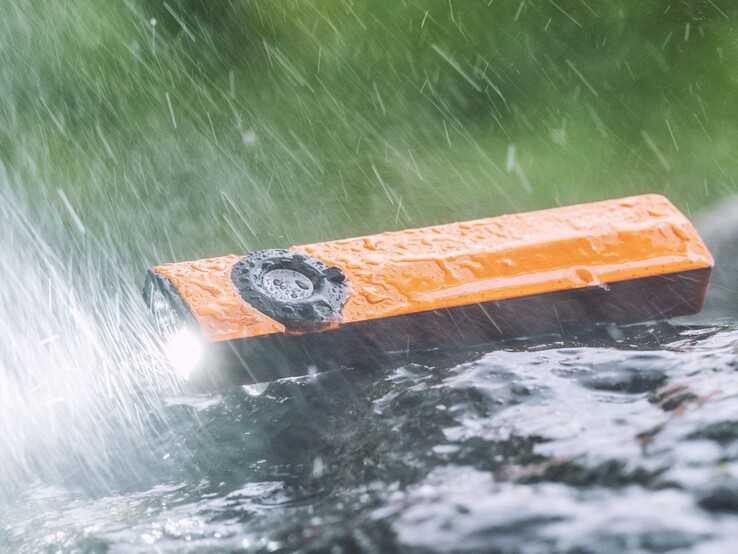 Die Olight ArkPro Ultra ist nach IPX7 gegen Wasser geschützt