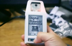 Die "Digital Polaroid" zeigt Fotos auf einem E-Ink-Display an, das Inhalte nur in Schwarzweiß darstellen kann. (Bild: Nico Rahardian Tangara)