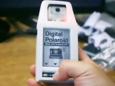 Die "Digital Polaroid" zeigt Fotos auf einem E-Ink-Display an, das Inhalte nur in Schwarzweiß darstellen kann. (Bild: Nico Rahardian Tangara)