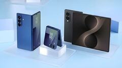 Zubehörprodukte und Dummy-Modelle liefern einen direkten Größenvergleich aller drei Samsung Galaxy Z Foldables in 2026.