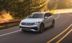 Einige VW-Fans dürfte es freuen, dass der Elektro-Tiguan das bisheriges Design des Kompakt-SUVs weitestgehend behalten soll (Bild: Volkswagen)