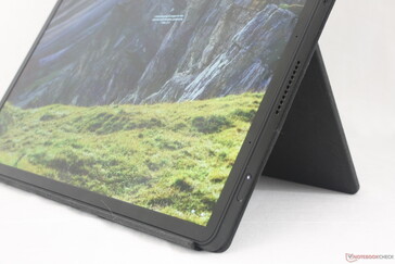 Der Kickstand kann bis zu 90 Grad geöffnet werden, was zu einem maximalen Sichtwinkel von 135 Grad führt