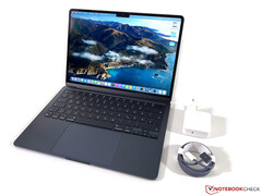 Das MacBook Air auf Basis des Apple M2 arbeitet geräuschlos, bietet aber dennoch eine ordentliche Performance. (Bild: Notebookcheck)