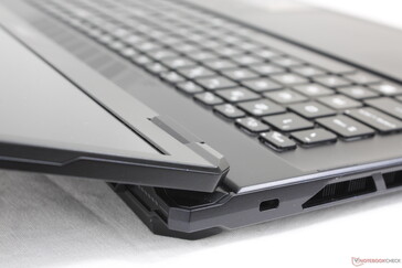 Deckel in maximalem Winkel geöffnet (~170 Grad)