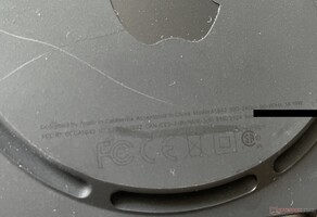 Schwarze Schrift auf schwarzem Grund braucht eine starke Vergrößerung. (Foto: Andreas Sebayang/Notebookcheck.com)