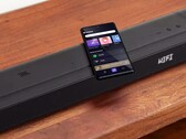 Die JBL Bar 500 kann dank Support für Apple AirPlay und Google Chromecast Inhalte von Smartphones drahtlos streamen. (Bild: JBL)