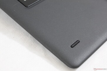 Die Oberfläche der Tastatur ist aus glattem Kunststoff