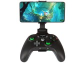 Der Moga XP5-X bietet eine aufsteckbare Smartphone-Halterung, das Gamepad kann aber auch mit dem PC verwendet werden. (Bild: PowerA)