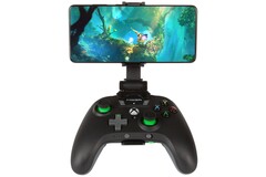 Der Moga XP5-X bietet eine aufsteckbare Smartphone-Halterung, das Gamepad kann aber auch mit dem PC verwendet werden. (Bild: PowerA)