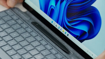 Der Stift verbirgt sich jetzt in dem Tastatur-Cover (Bild: Microsoft)