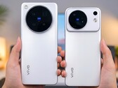 Aktuell kursierende Bilder verdeutlichen die Designunterschiede zwischen den Vivo X500 Pro Modellen (links) und dem Vivo X500.