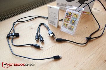 Das Zubehör: Kabel, DC-Adapterkabel, Sticker und Handbüchlein