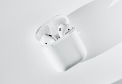 Die Apple AirPods werden von Jahr zu Jahr beliebter, 2020 sollen mehr als 80 Millionen Stück abgesetzt werden. (Bild: Klim Musalimov, Unsplash)
