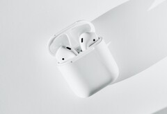 Die Apple AirPods werden von Jahr zu Jahr beliebter, 2020 sollen mehr als 80 Millionen Stück abgesetzt werden. (Bild: Klim Musalimov, Unsplash)