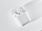 Die Apple AirPods werden von Jahr zu Jahr beliebter, 2020 sollen mehr als 80 Millionen Stück abgesetzt werden. (Bild: Klim Musalimov, Unsplash)