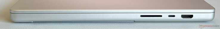 Rechts: SDXC-Cardreader, USB-C 4.0 mit Thunderbolt 5 (120 Gbit/s, DisplayPort 2.1, Power Delivery), HDMI