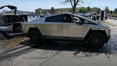 Tesla Cybertruck weist beim Ziehen schwerer Lasten deutliche Reichweitenprobleme auf (Quelle: Flying Wheels via YouTube)