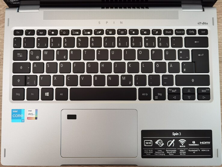 Eine rutschfeste Tastatur mit heller Beleuchtung, die anfällig für Fingerabdrücke ist.