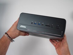 Der MSI Pro Max Edge AI Mini PC bietet auf der Vorderseite zahlreiche I/O-Anschlüsse.