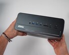 Der MSI Pro Max Edge AI Mini PC bietet auf der Vorderseite zahlreiche I/O-Anschlüsse.