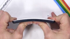 Das günstige Nokia 1 muss sich im Torture-Test von JRE auch biegen und zerkratzen lassen.