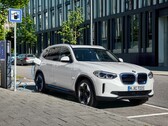 Der BMW iX3 sieht sehr nach einem klassischen BMW aus (Bild: BMW)