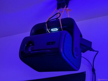 Die LED des Power-Buttons ist im ausgeschalteten Zustand unnötig hell.