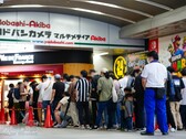 Für viele Pokémon Fans sind die begehrten Sammelkarten offenbar wichtiger als die Abstandsregeln (Bild: kaztsu)