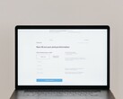 Laptop mit geöffnetem Bestellformular in einem Webshop