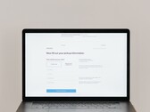 Laptop mit geöffnetem Bestellformular in einem Webshop