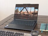 Das Lenovo Yoga 9 2-in-1 14 G11 ersetzt die 4K-Auflösung durch 120 Hz und einen älteren, etwas schnelleren Prozessor durch ein neueres, effizienteres Modell