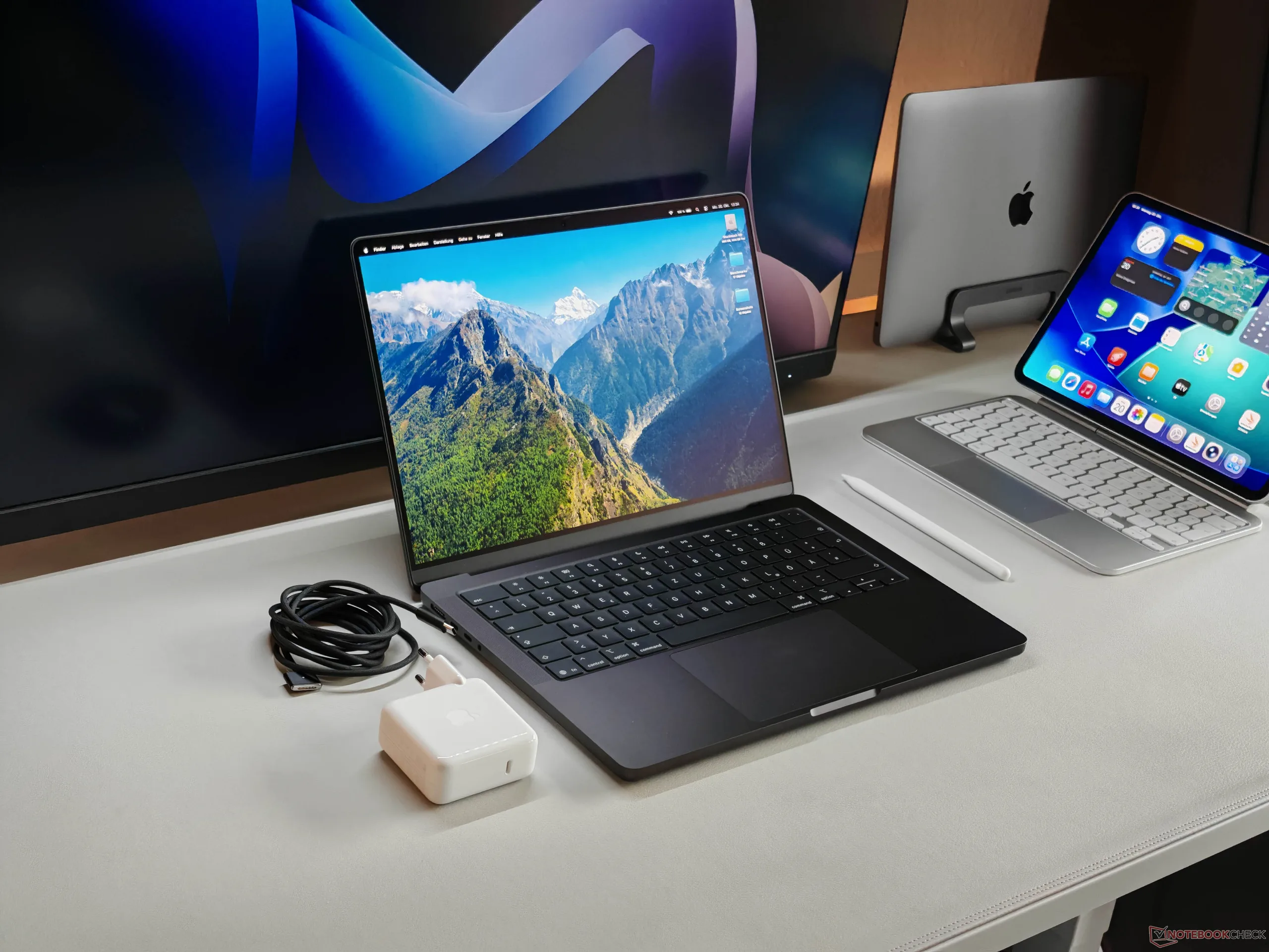 macbook_pro_14_m5_case_04-q82-w2560-h.webp