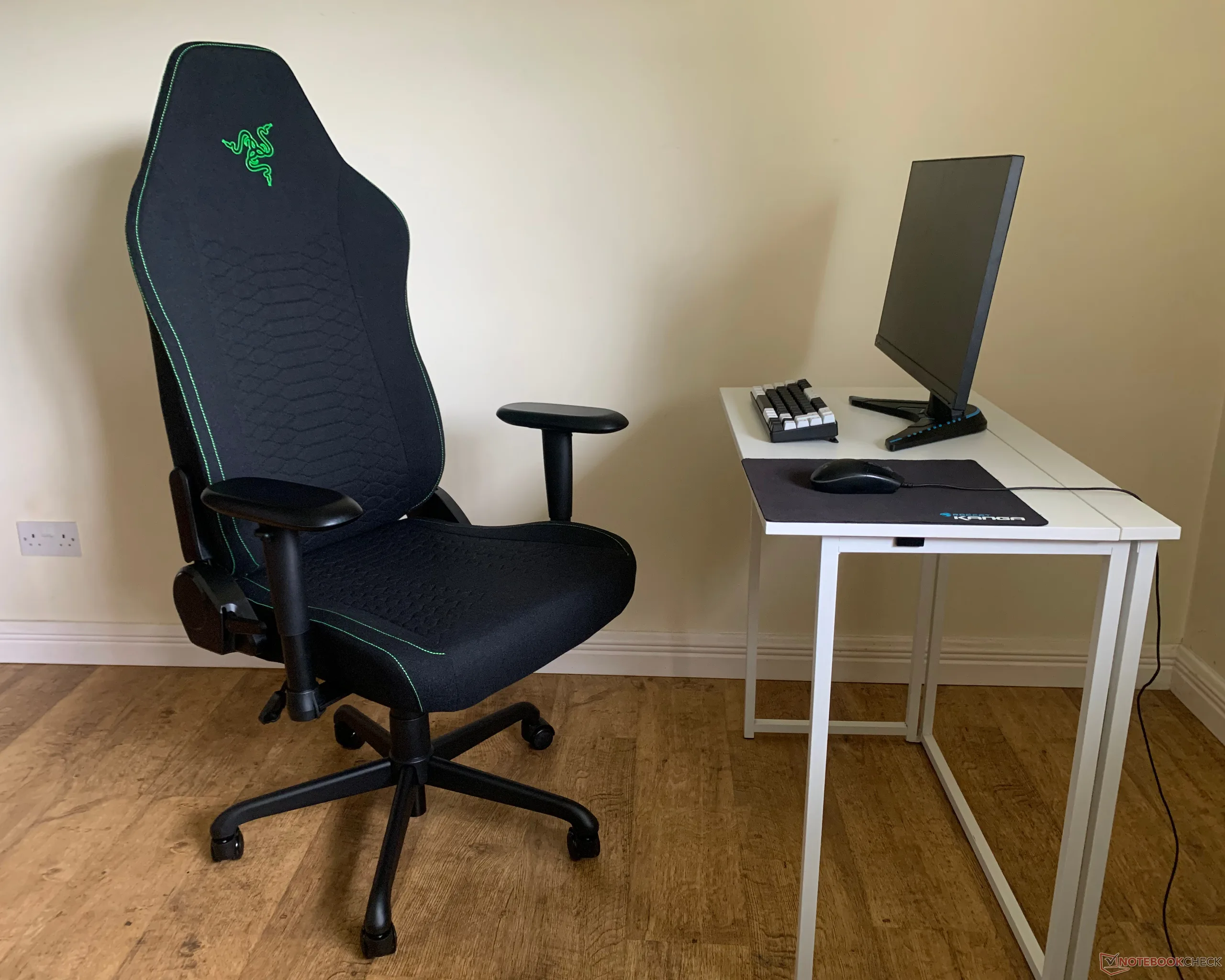 razer_iskur_v3_Tisch-q82-w2560-h.webp
